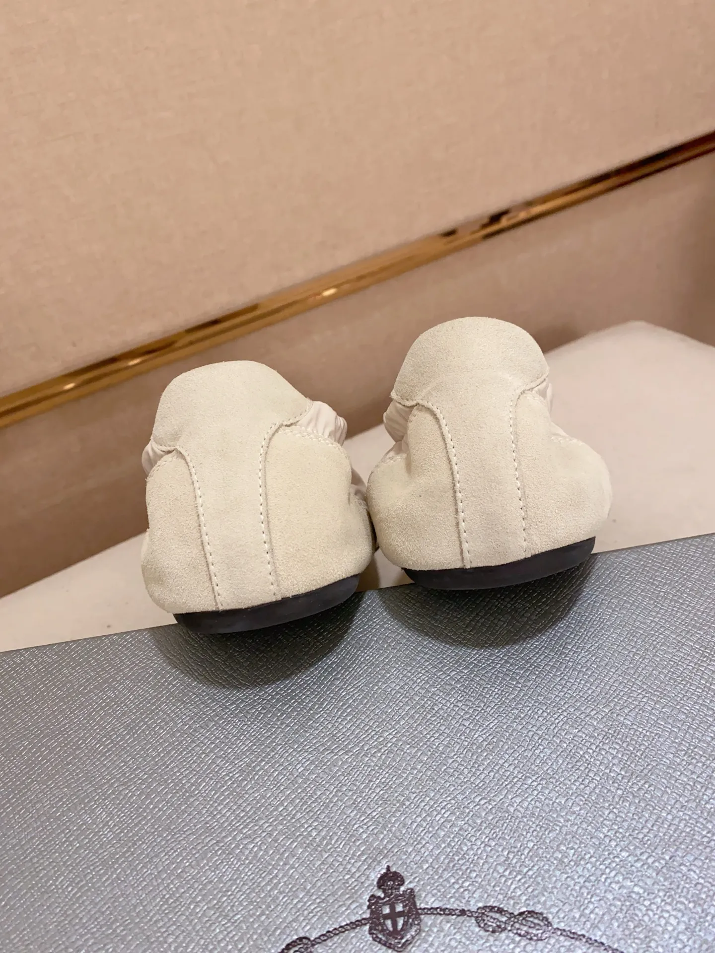 Men's shoes 💰 500💰 ✔️✔️✔️High version High-quality new PRADA counters are launched simultaneously. The new men's shoes and 😘fabrics are selected from first-layer cow suede and waterproof fabrics, and are made by pure handicrafts. Lining: Full sheepskin lining. 👍🏿 High-end ☄️ air-cushion molded anti-slip rubber outsole, exquisite lines, simple and elegant, comfortable and high-end for leisure travel. Number of yards: 38 to 44. Can be customized45